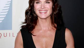 Brooke Shields Recovers From Double Wrist Surgery 